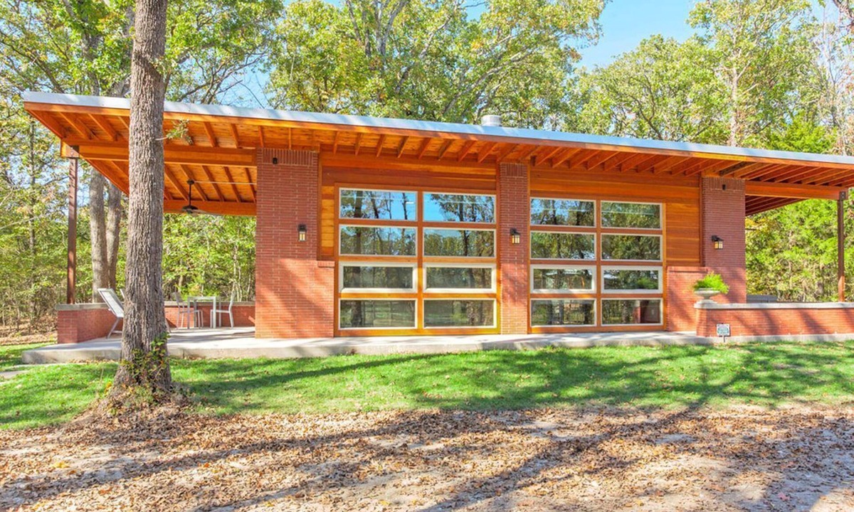 Royse City Cabin | Frank Lloyd Wright-Style Cabin Rental with a Private Hot Tub near Dallas, Texas