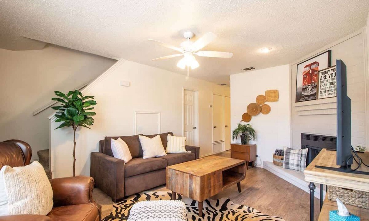 Lubbock House | Frankford Townhomes "C" - Central/Garage/Sleeps 4