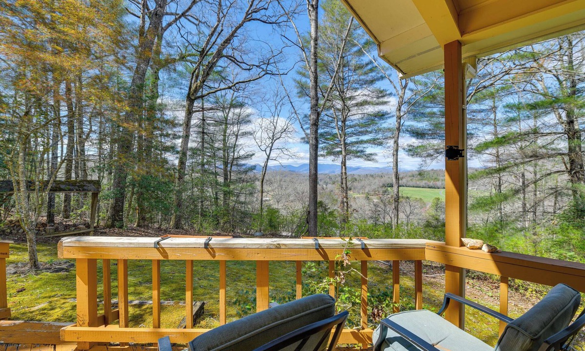 Franklin Cottage | Franklin Cabin: Deck With Smoky Mountain Views!
