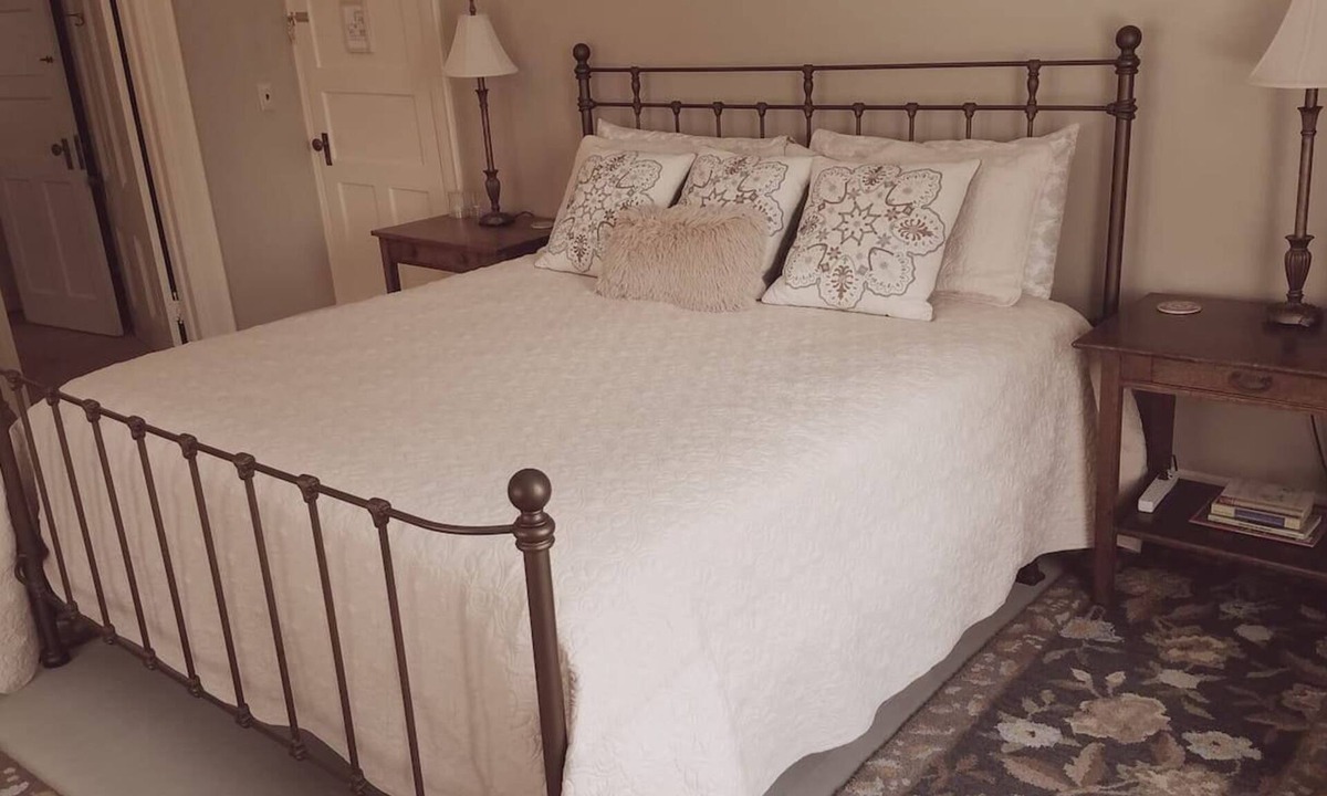 Saranac Lake Bed & Breakfast | Franklin Manor - King Suite Optional Adjoining