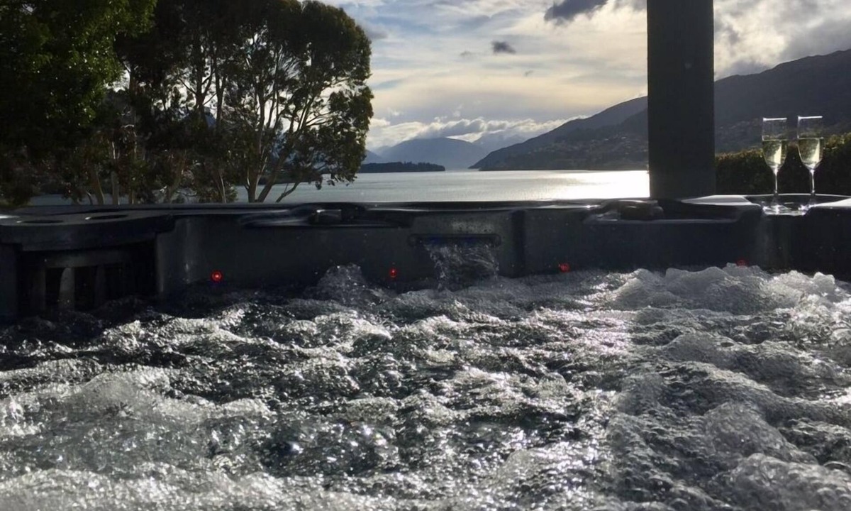 Frankton Apartment | Frankton HOT TUB! - Location is Everything!