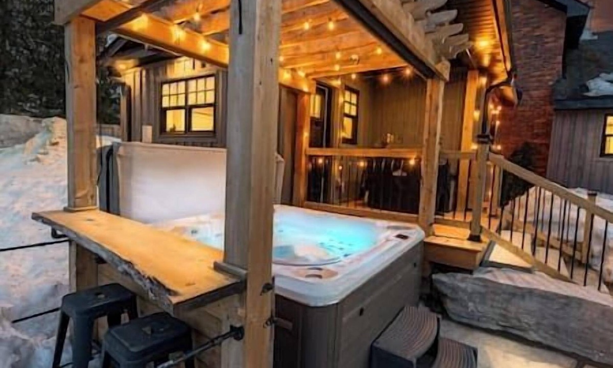 Bracebridge House | Fraserburg Farmhouse w/Hot Tub & Oasis Backyard