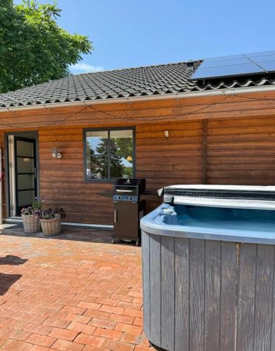 Sommersted Villa | Fredfyldt skovbolig med udespa