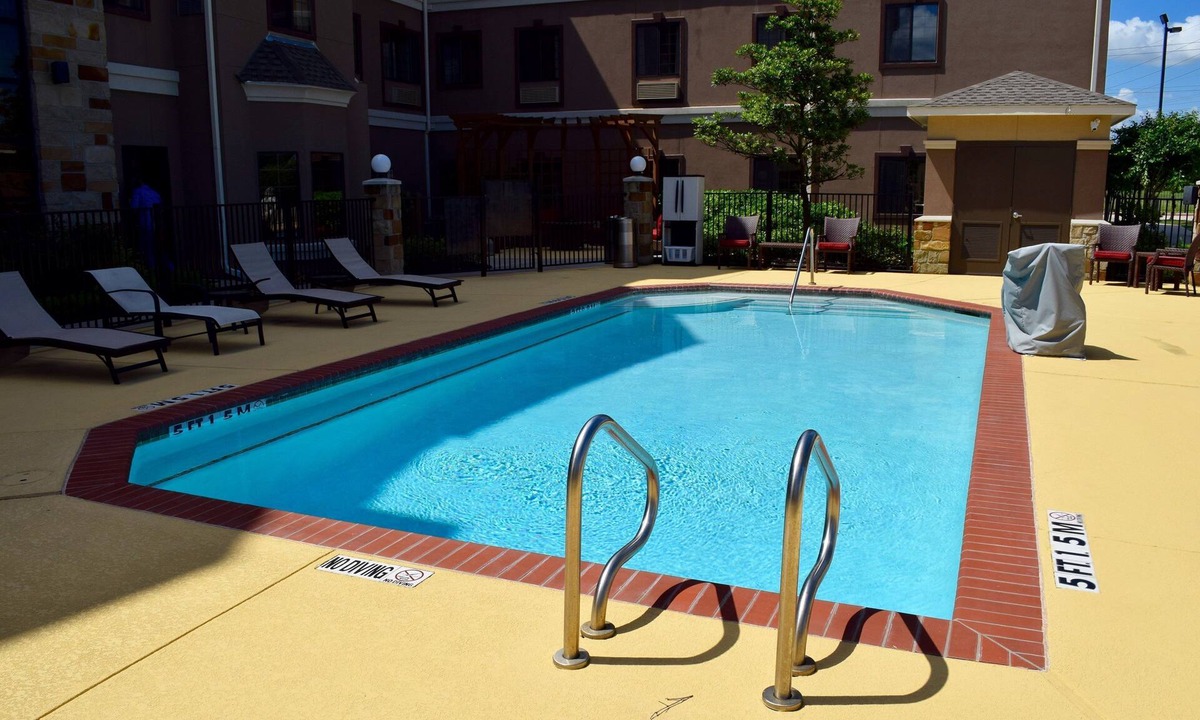 The Fountains Hotel | Free Breakfast + 24 Hour Business Center + Outdoor Pool