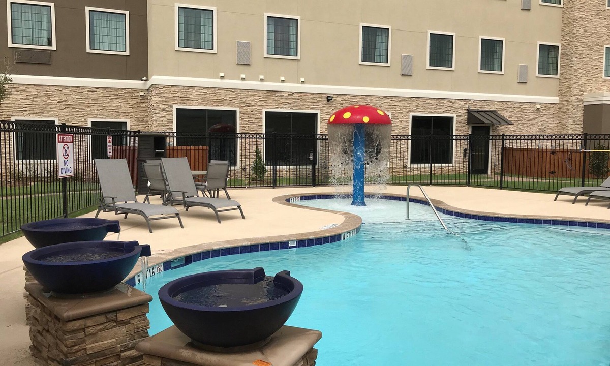 The Colony Condo | Free Breakfast Buffet! Luxurious King Bed! Pool Access!