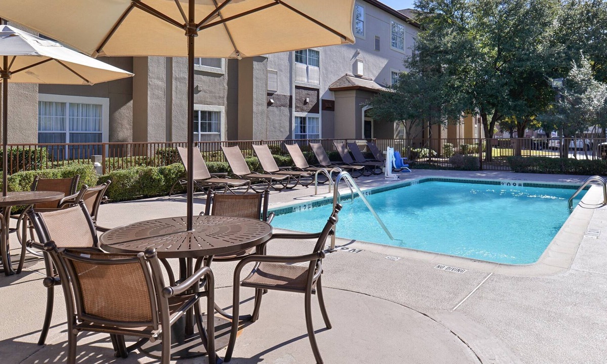 Far North Dallas Condo | Free Breakfast Buffet + Outdoor Pool + Free Wi-Fi | Comfy Suite