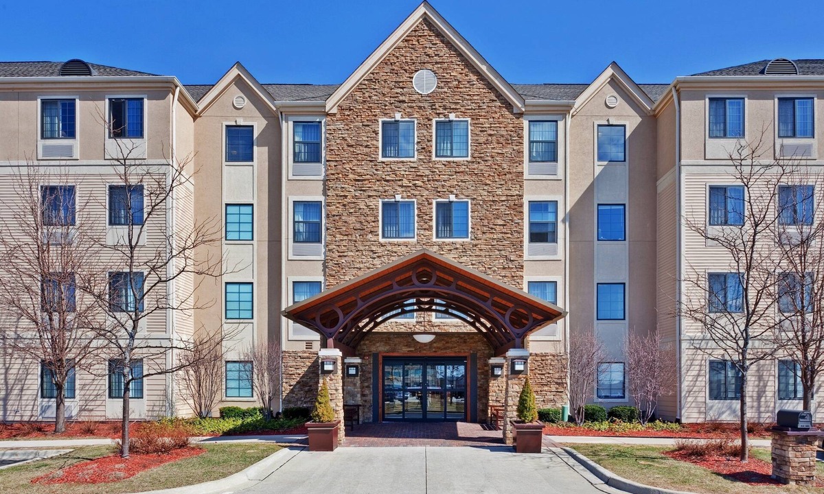 Glenview Apartment | Free Breakfast Buffet at this Staybridge Studio! Indoor Pool, Gym, 24h Business Center!