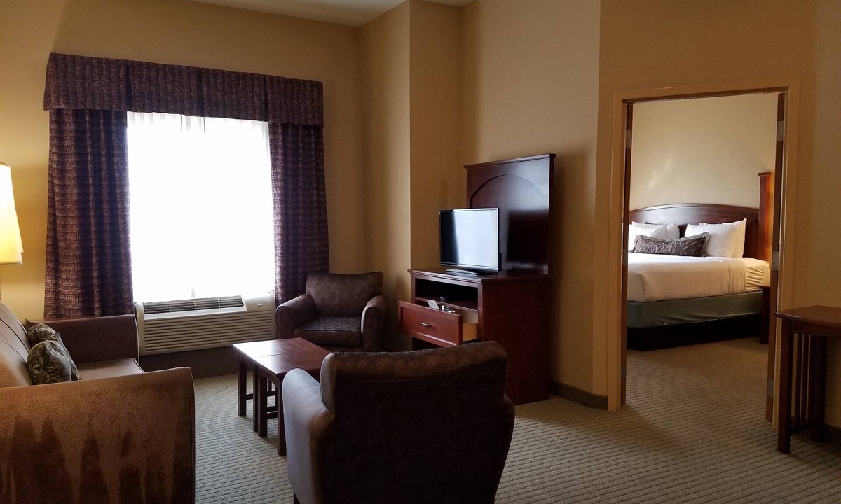 Rogers Condo | Free Breakfast. Gym. Great for Business Travelers!