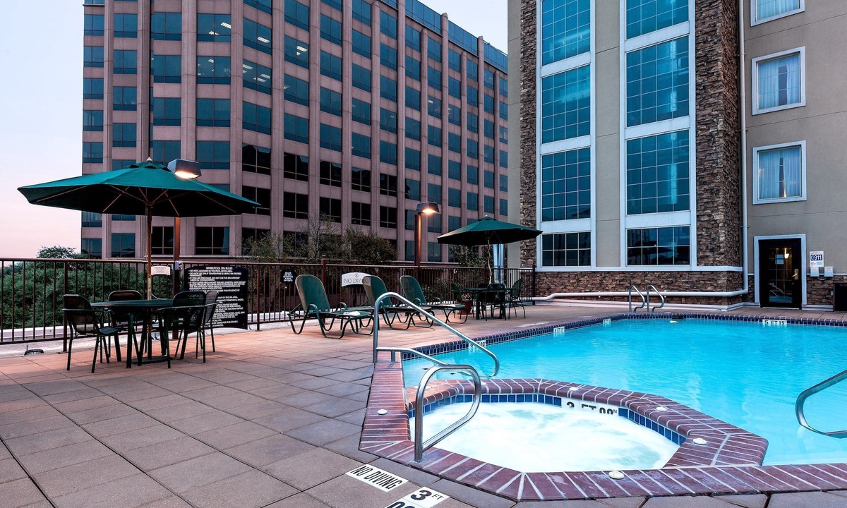 Shearer Hills - Ridgeview Condo | Free Breakfast + Outdoor Pool | Suite with Roll-in Shower Only 15 Minutes from the Riverwalk!