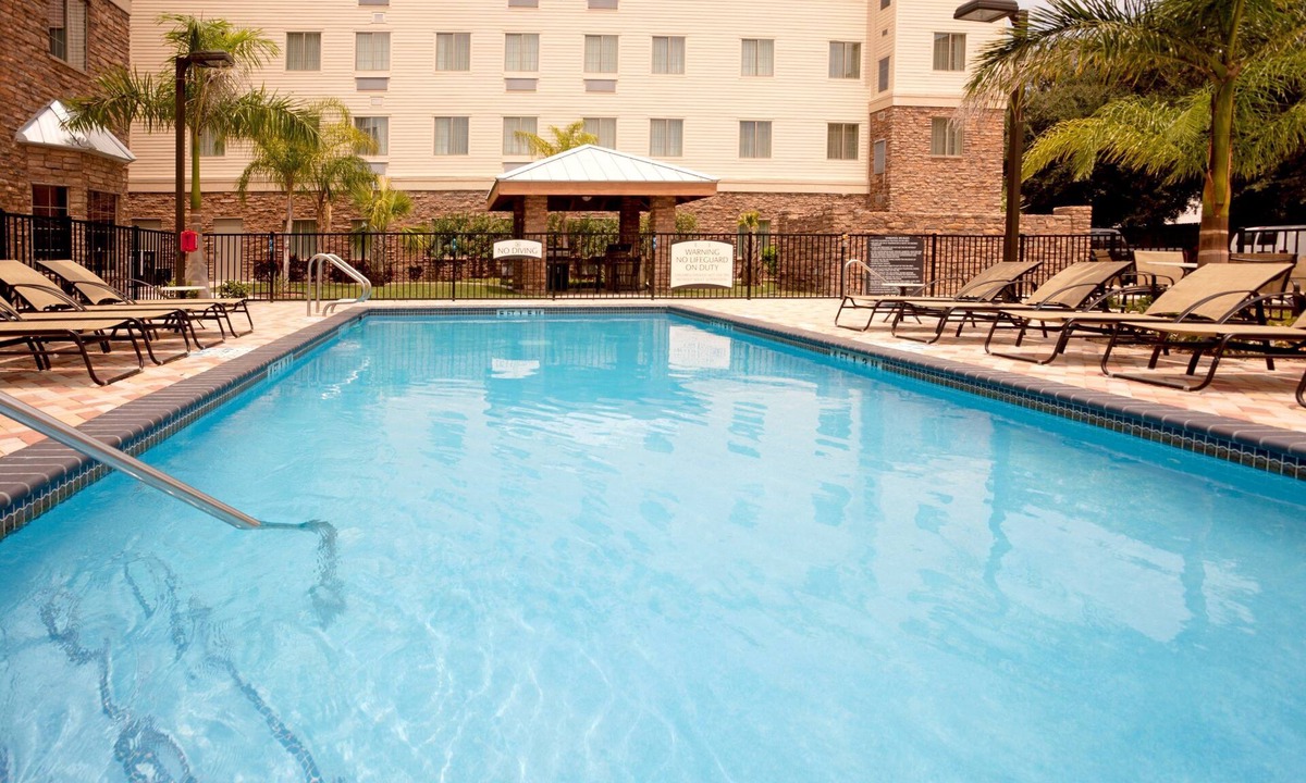 McAllen Condo | Free Breakfast. Outdoor Pool & Hot Tub. Great Location! Near the University of Texas Rio Grande Valley