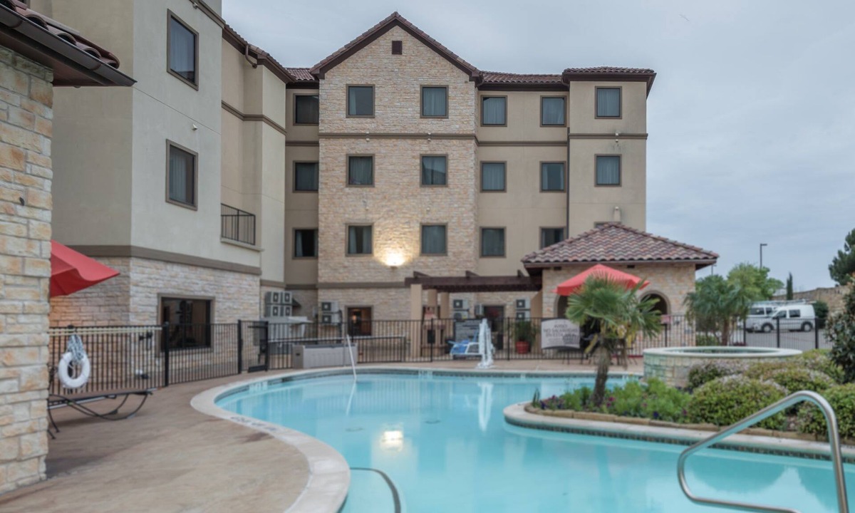 Irving Apartment | Free Breakfast + Pool | Accessible Suite
