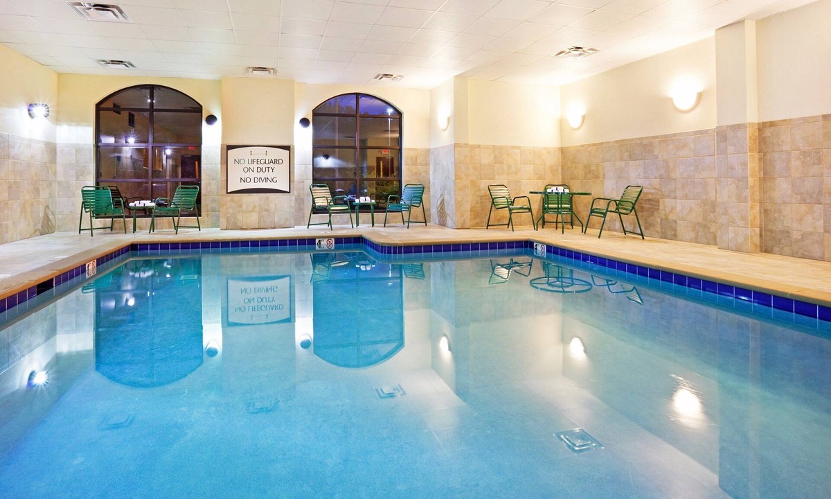 Oak Ridge Condo | Free Breakfast. Pool & Gym. King Suite. Your Next Trip!
