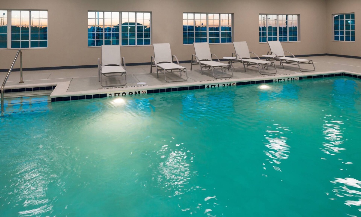 Pecos Condo | Free Breakfast. Pool. Gym. Close to Maxey Park Zoo!