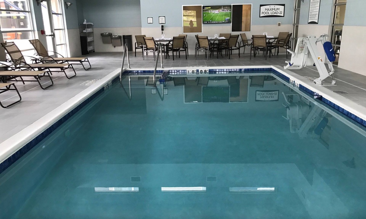 Madison Apartment | Free Breakfast. Pool with a Slide. Near Olbrich Botanical Gardens!