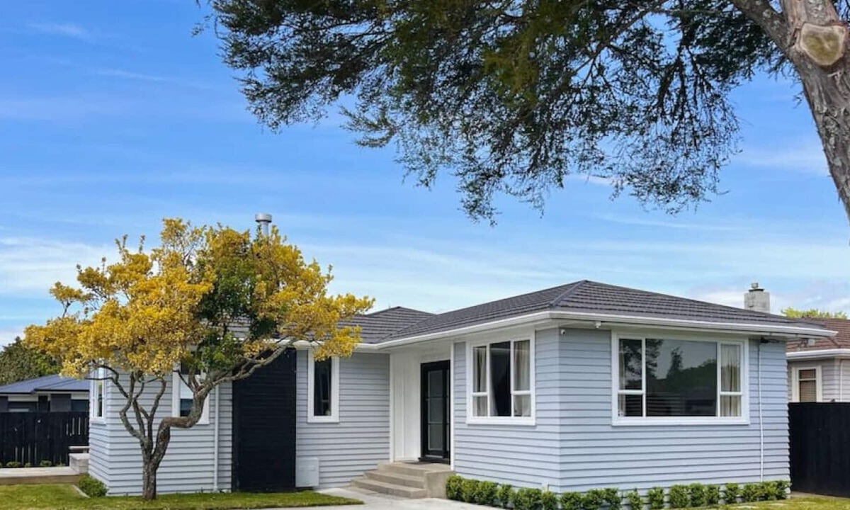 Hamilton House | Free Cleaning & Close to Everything!