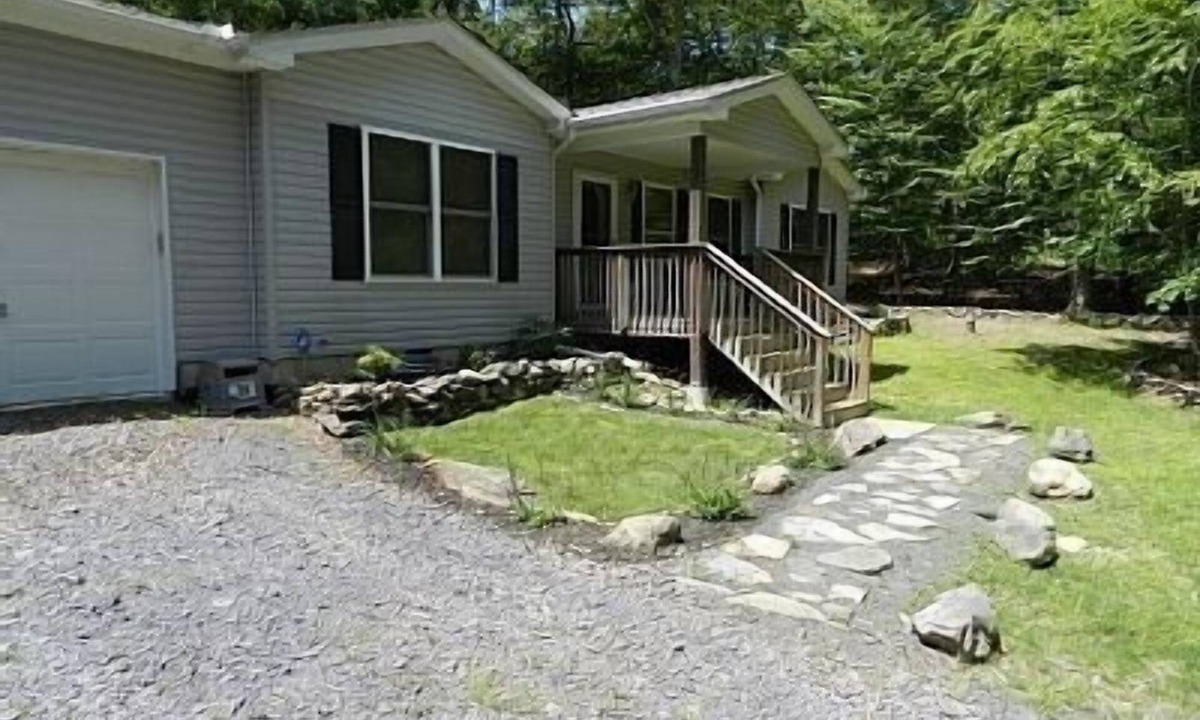 Bushkill House | FREE Horseback Riding & skiing