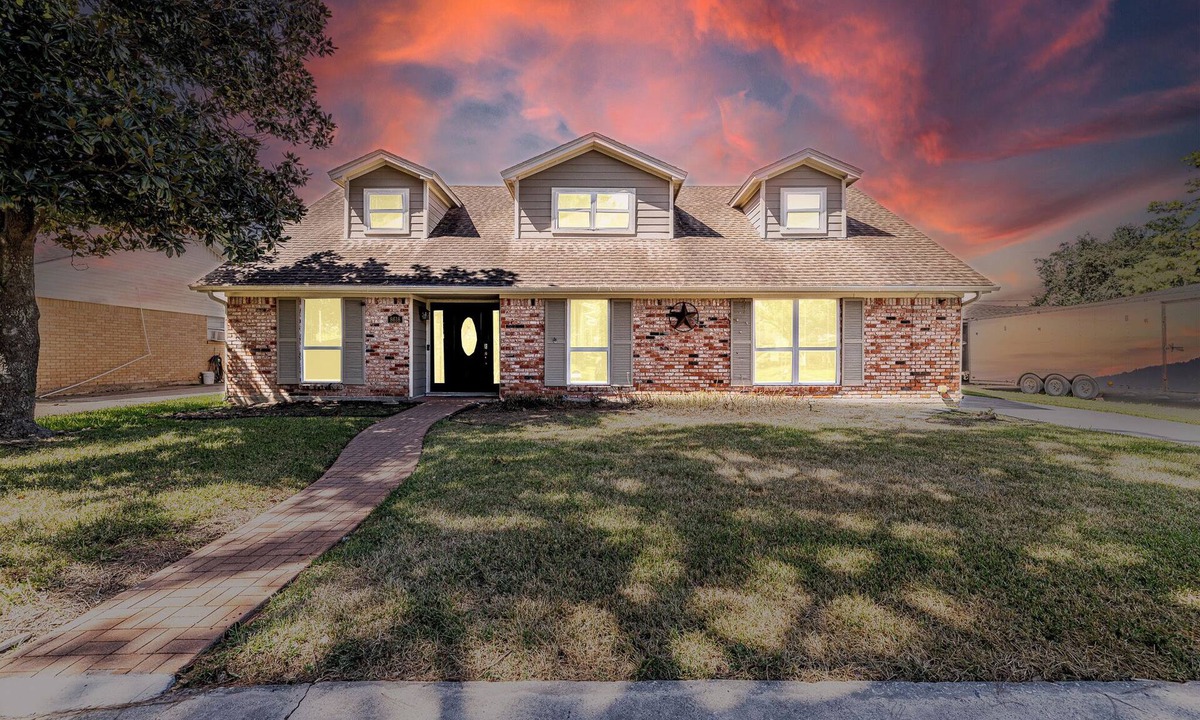 Southeast Houston House | FREE NIGHT! Sleeps 20, Private Pool, Hot Tub