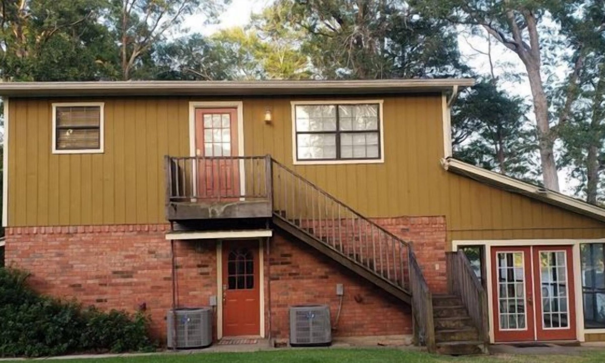 Hemphill Apartment | Free night! Weekday Special located directly on Toledo Bend Lake
