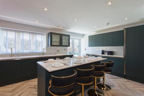 Woodley House | Free Parking 14-Bed Home Large Groups