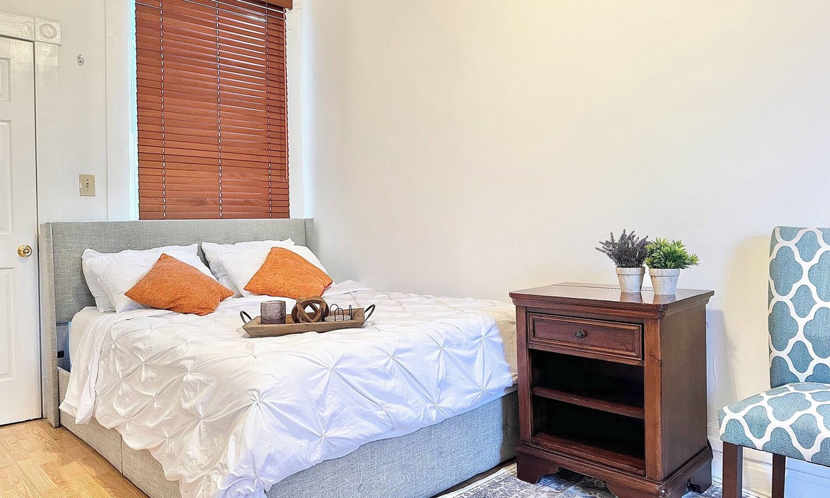 Oak Park Apartment | Free parking+20 min to downtown Chicago