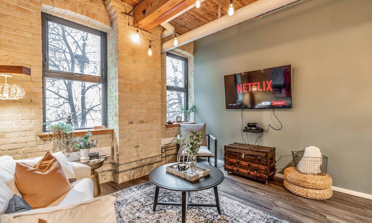 Exchange District Condo | FREE PARKING-5 Star FULLY Stocked Quiet 2 BR Loft-Central-ALL Travellers