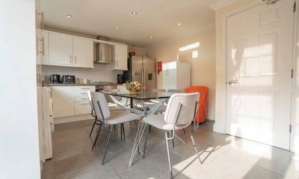 Reading House | Free parking | 7 beds | Contractor & Large groups