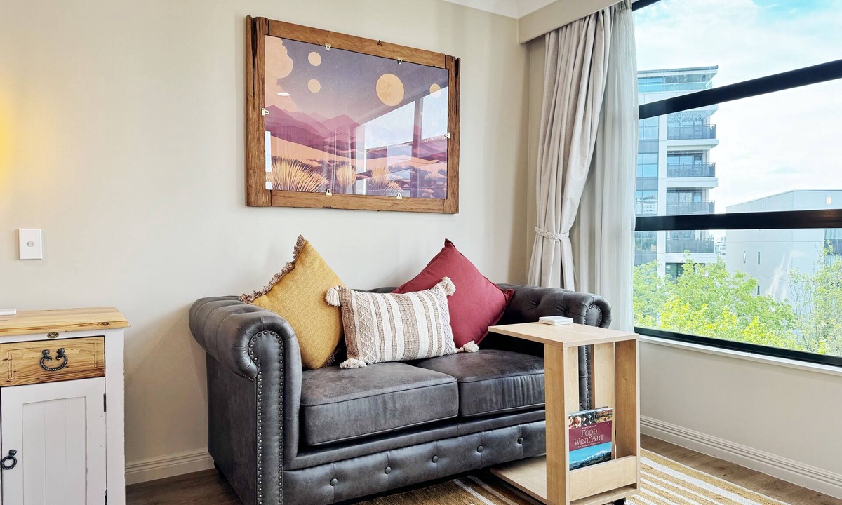 Newton Apartment | *Free parking, balcony, pool and spa*