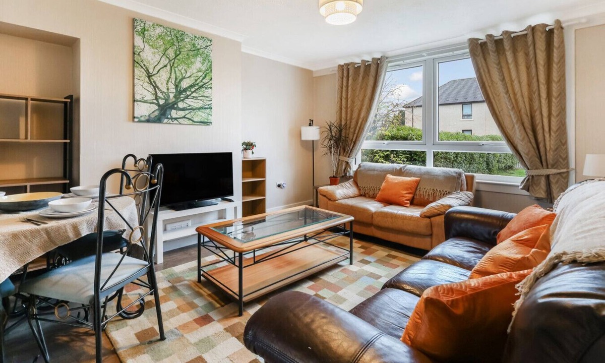 Bathgate Apartment | Free Parking | Central | Sleeps 6 | Great Location