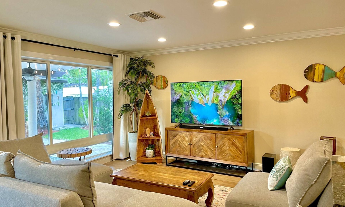 Downtown Hollywood House | free parking, minutes to beach.