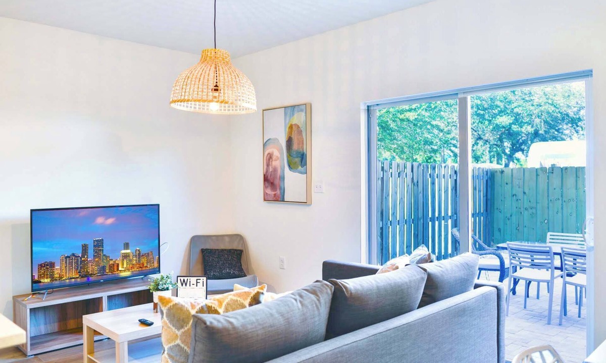 Golden Glades Condo | Free Parking | Modern 2-Floor Townhouse