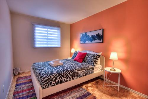 Pierrefonds-Roxboro Apartment | Free Parking! Montreal Comfort Value Convenience! Full Kitchen, Fast Wifi, Workspace, Smart TV!