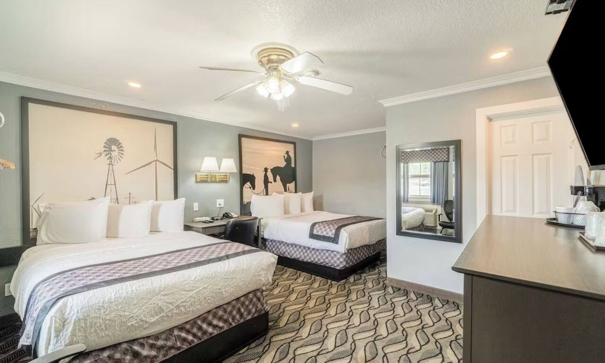 Ira Hotel | Free Parking | Near Shops and Dining Downtown | 2 Queen Beds Non‑Smoking Room
