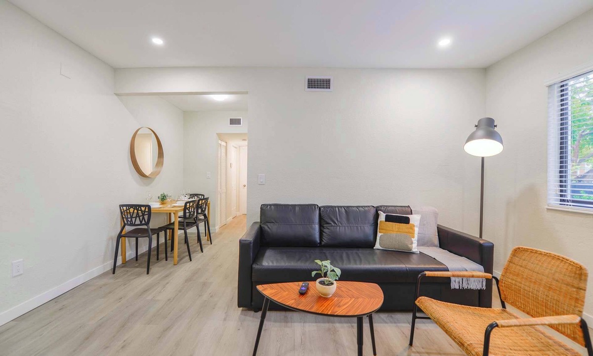 East Little Havana Apartment | Free Parking | Prime Location Calle Ocho | Apt