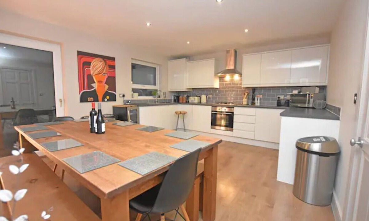 Bath House | FREE PARKING, Spacious and Stylish.