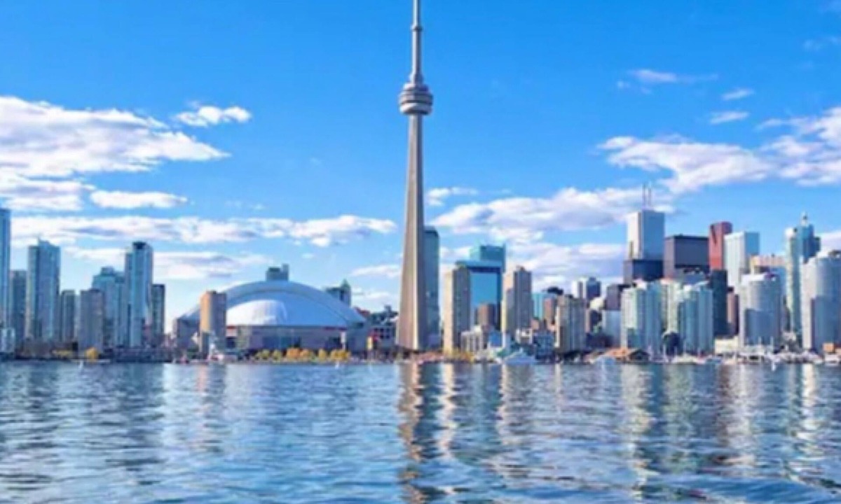 Oakwood Village House | Free parking spot, TTC doorstep, 20 min to Toronto Downtown