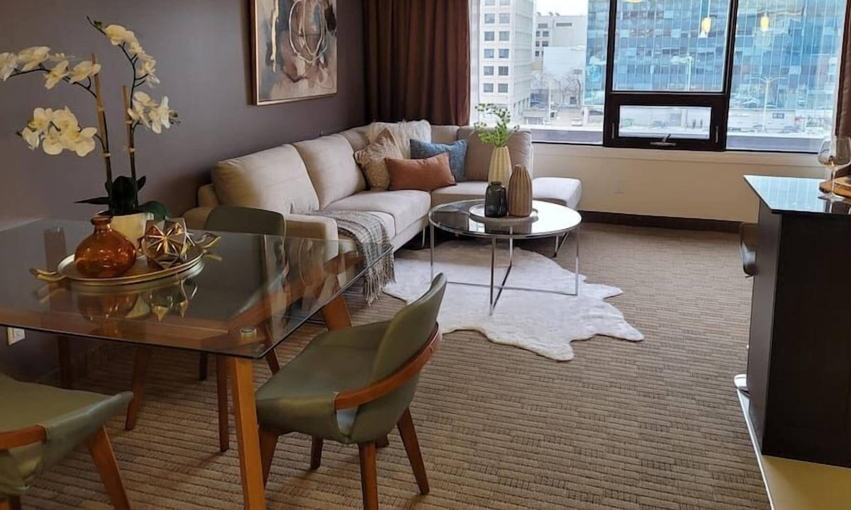Downtown Winnipeg Apartment | Free Parking & Wi-Fi! One Bedroom Luxury Suite