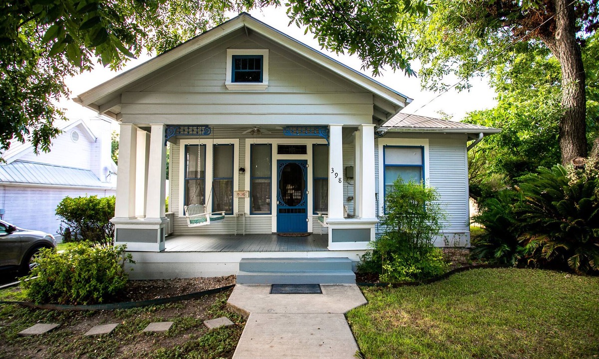 New Braunfels House | Free tubes. Walk to the river. Beautiful vintage home. Private back deck.