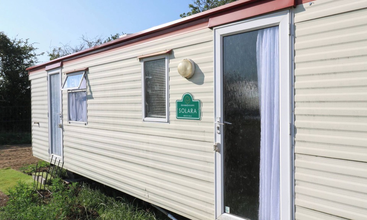 Earls Barton Cottage | FREESIA, pet friendly in Northampton