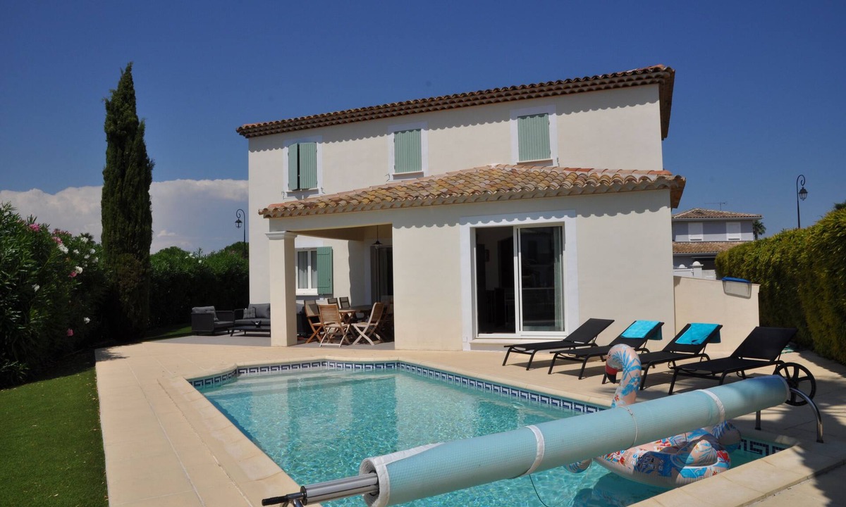 Aigues-Mortes Villa | French villa overlooking Marina in a beautiful setting with private pool