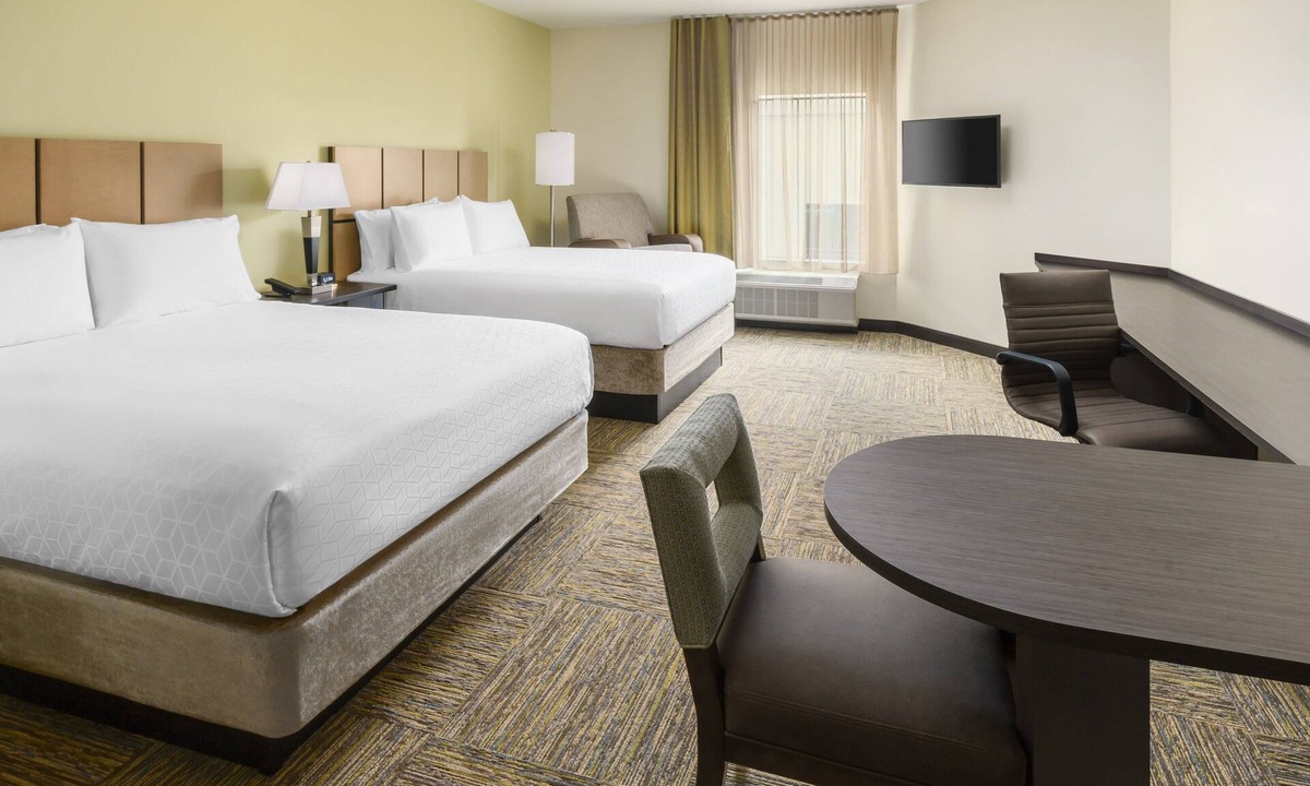 Florida Central Atlantic Coast Hotel | Fresh 2 Queen Kitchen Studio | Outdoor Pool | 1.1 mi to Vineland Outlets