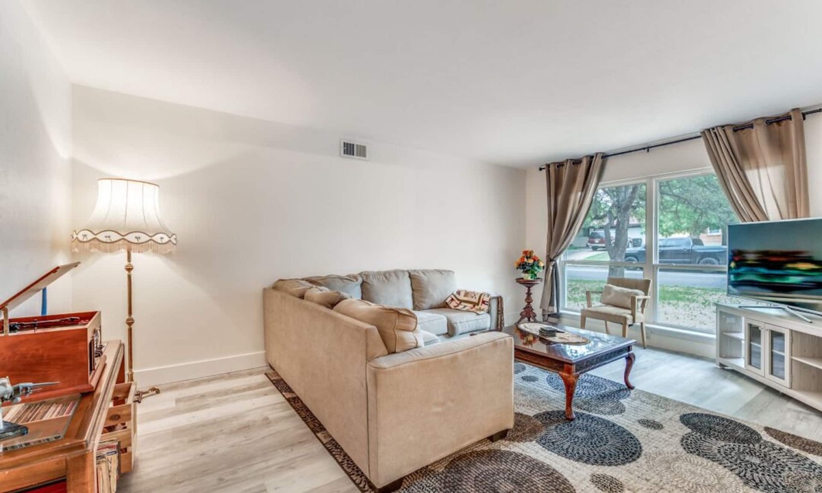 Fort Worth House | Fresh Clean 3-BR Home Mins to Downtown, TCU, NAS JRB, Sports, FW Zoo, Stockyards
