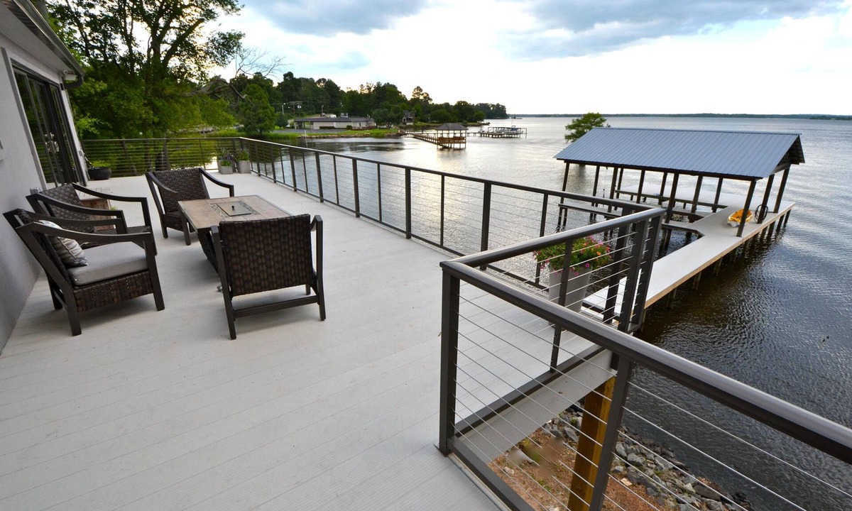 Shreveport House | Fresh, Contemporary Lake House with Gourmet Kitchen and 2 Covered Boat Slips