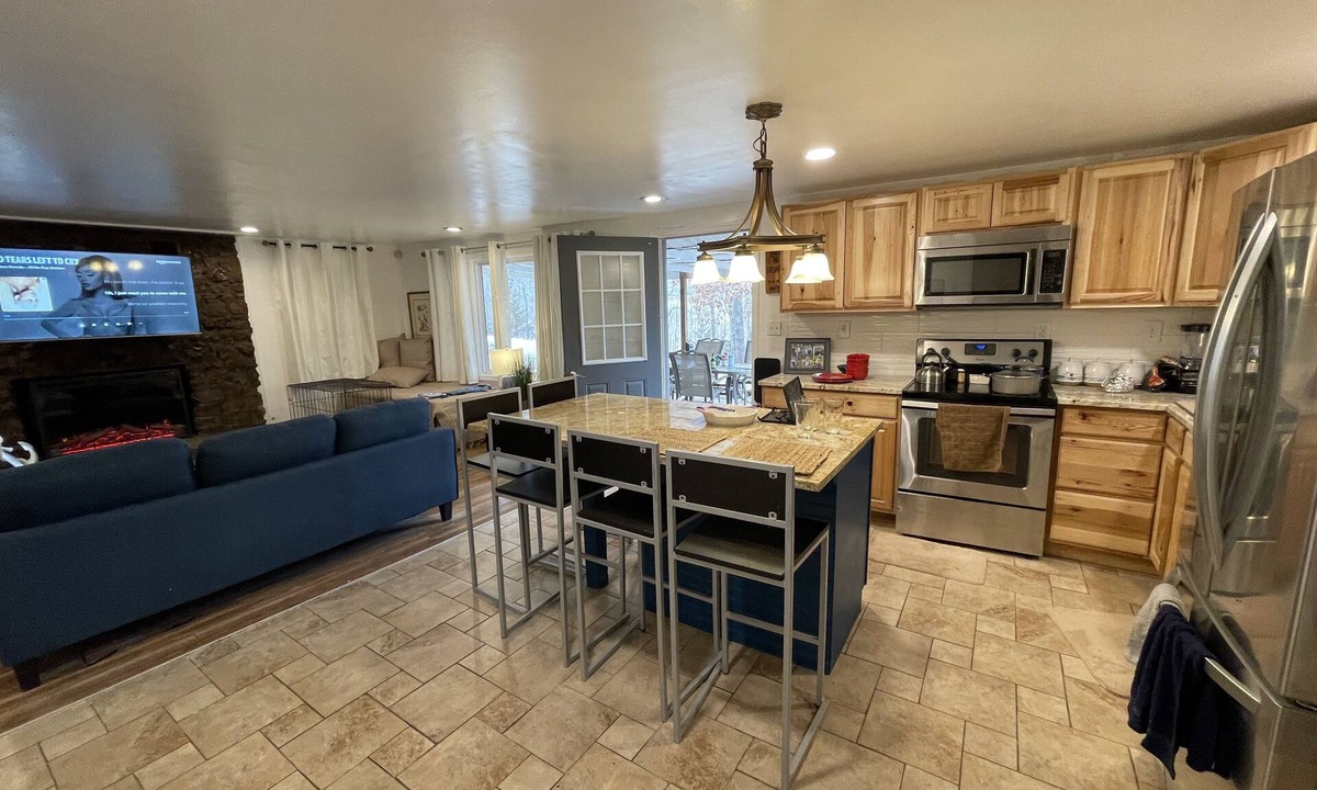Camdenton House | Fresh decor short walk to dock/swim/boat side tie