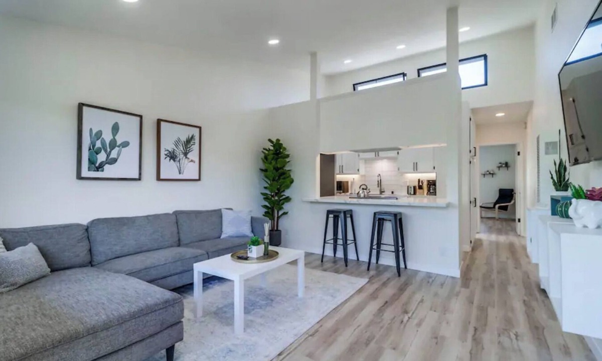 Pacific Beach Apartment | Fresh Modern & Comfy Apt Near It All [+parking]!