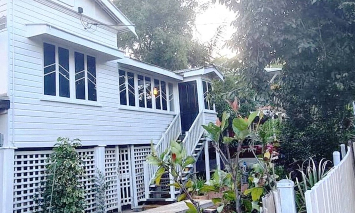 North Ward House | Fresheyre Charming Queenslander self check in