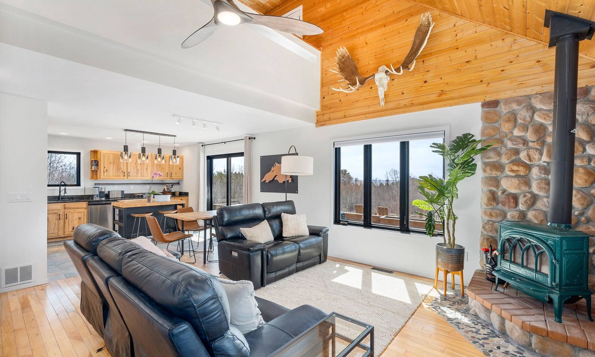 Two Harbors House | Freshly Remodeled Cabin w/stunning Lake Views