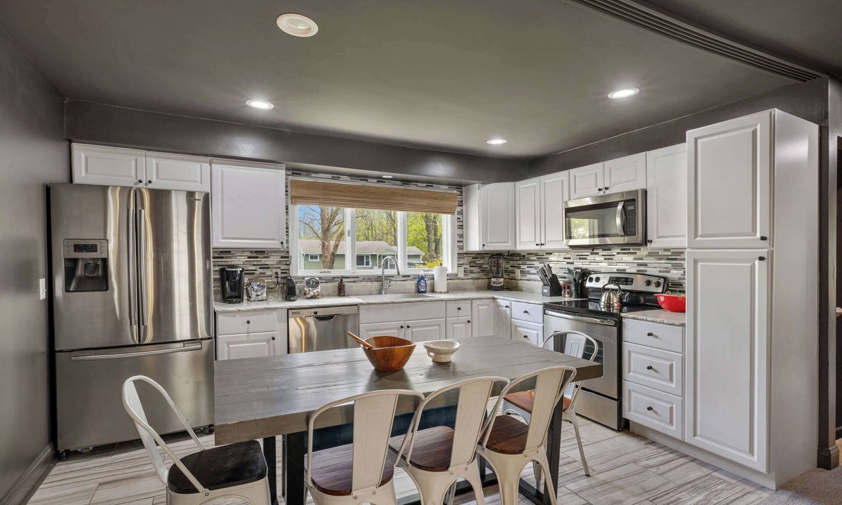 Grand Blanc House | Freshly-Updated Cozy 5BR/2BA Serene Retreat!
