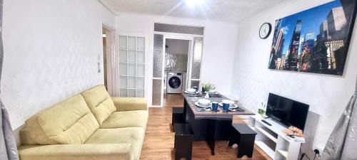 Barking Apartment | Friendly family apartment comfort sleep 6 close to tube bus airport