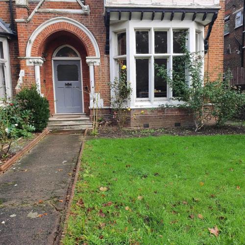 Ealing Common Apartment | Friendly Home