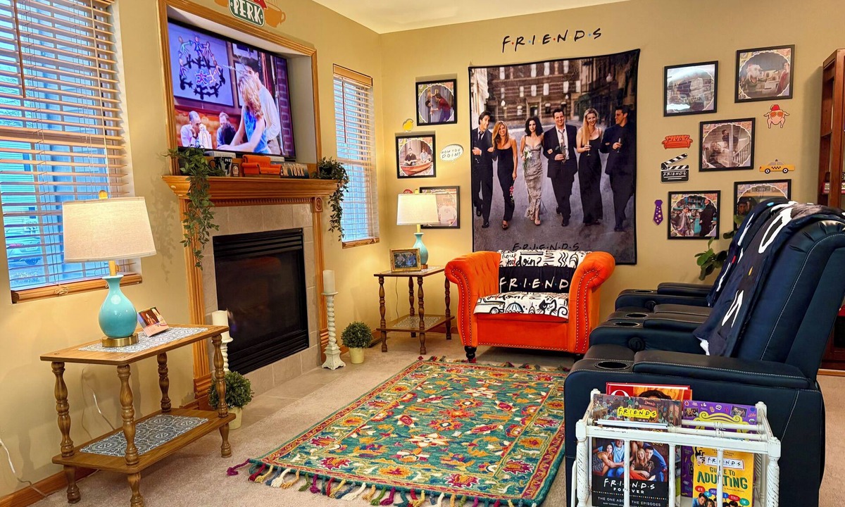 Ottawa Apartment | “Friends” Central Perk- Fun Escape - Starved Rock- Ottawa